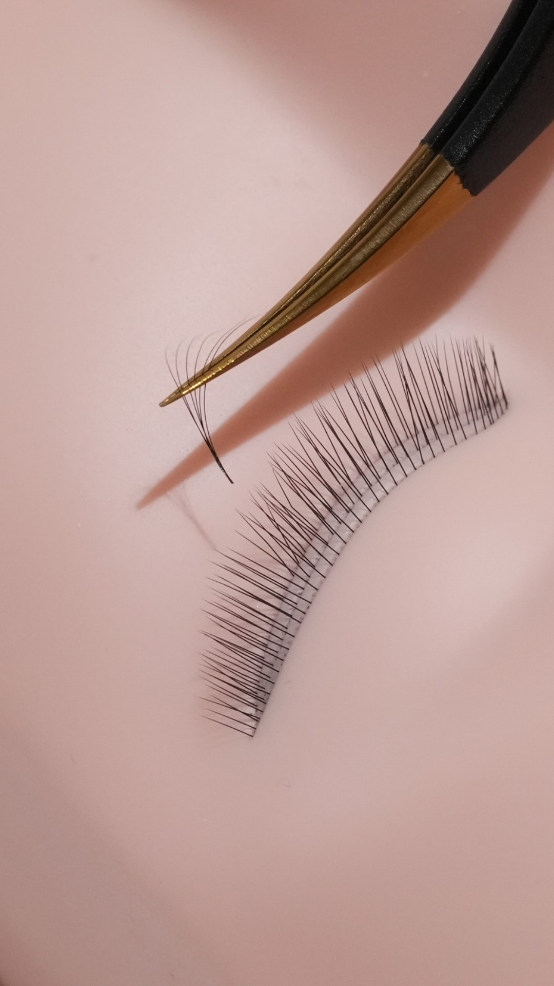 How to Practice Lash Extensions and Build Your Confidence