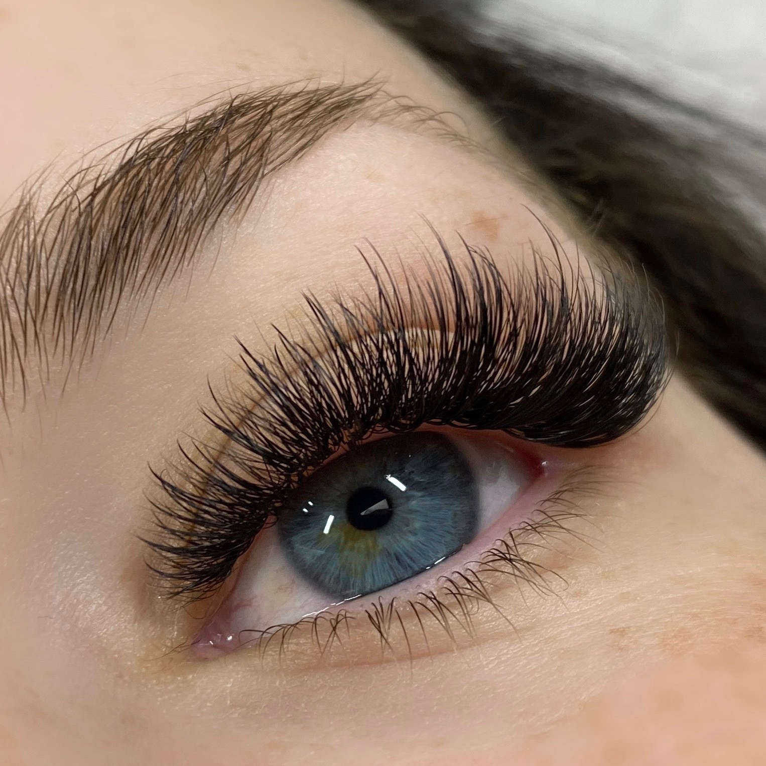5D volume lashes with 0.18 diameter classics wispy hybrid