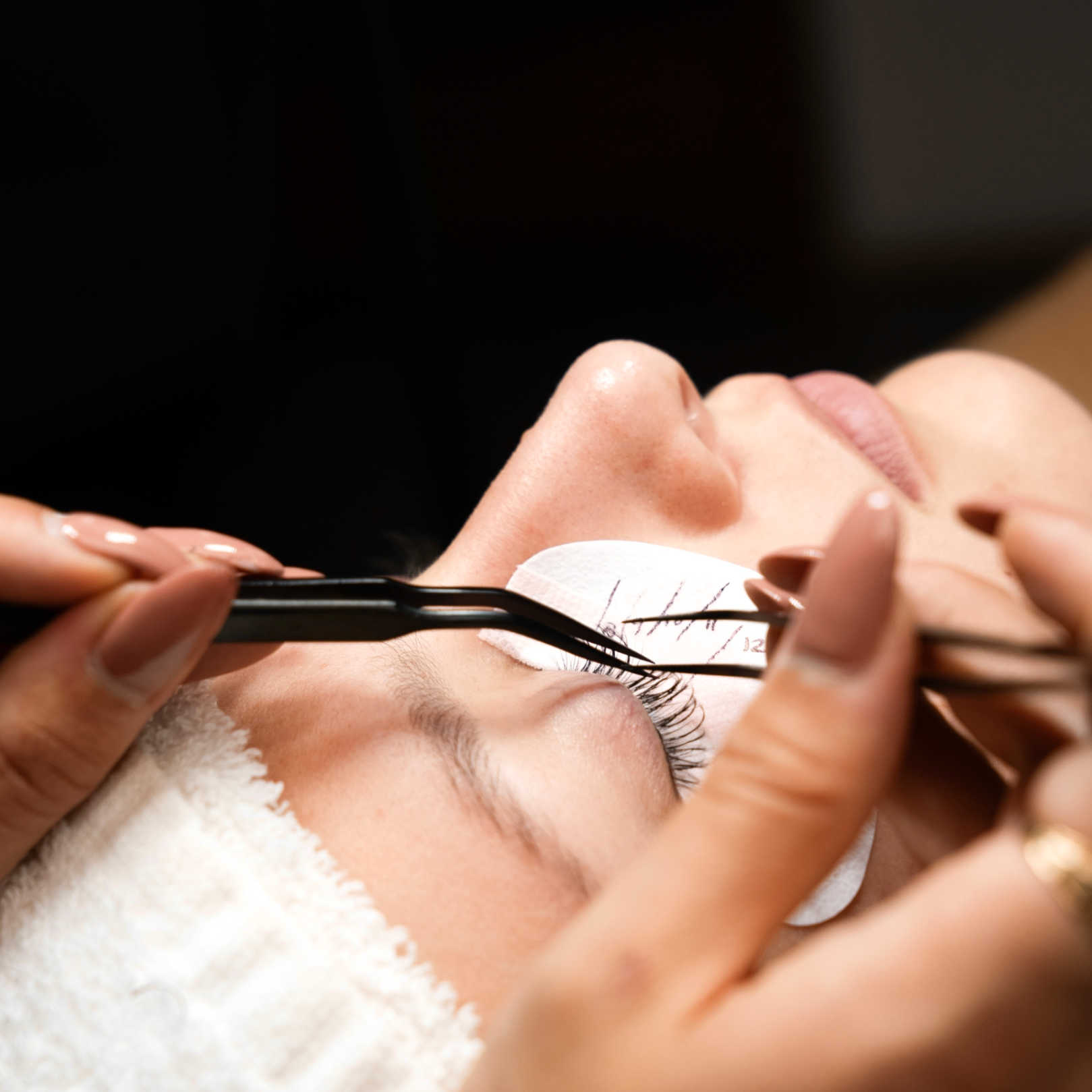 lash tweezers isolating a lash